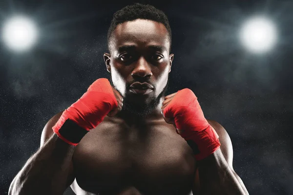 Combatiente concentrado de pie en la postura de defensa en el ring de boxeo —  Fotos de Stock