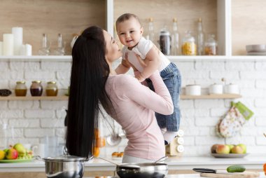 Anne mutfakta sevimli bebek oğlu ile oynuyor