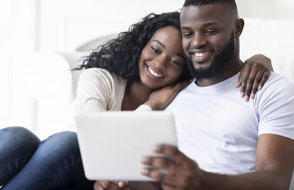 Afro 夫妇在家中数字平板电脑上浏览社交媒体 — 图库照片