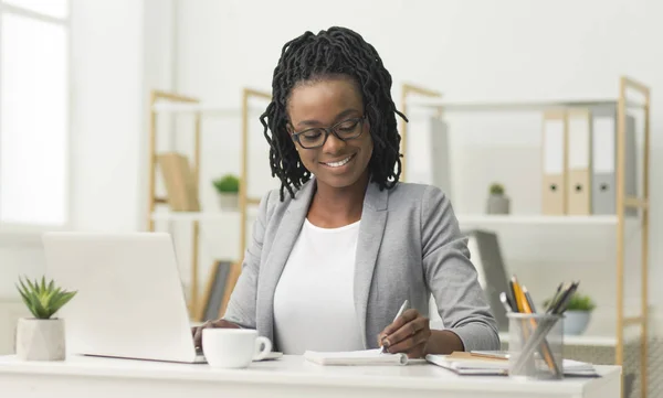 Black Office Girl Sitting At Laptop Taking Notes At Work — Stock Photo, Image