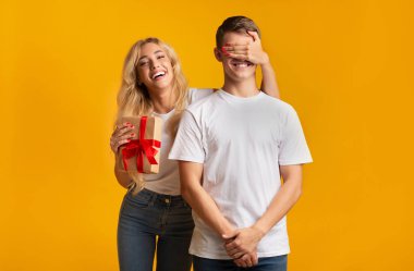 Kız erkek arkadaşları nın gözlerini kapama ve ona hediye veren