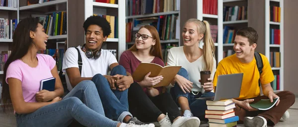 Üniversite kütüphanesinde iyi vakit geçiren beş uluslararası öğrenci — Stok fotoğraf