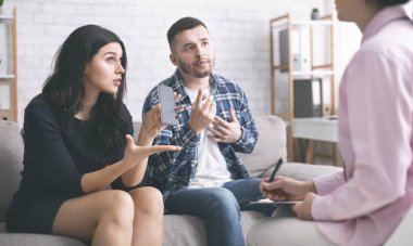 Kızgın karısı evlilik terapisi oturumunda hile için kocası suçluyor