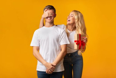 Erkek arkadaşına sürpriz yapan ve gözlerini kapatan genç kız