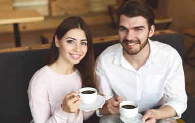 Kafede aromatik kahve ile güne başlayan iki arkadaş