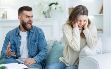 Genç çift kavga, saldırgan erkek arkadaşı üzgün bayan bağırıyor