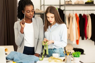 Moda Tasarım Atölyesi'nde Koleksiyon Üzerinde Çalışan İki Terzi