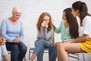 Grup Psikoterapi Kapalı Sırasında Ağlayan Kız Destekleyen Çeşitli Bayanlar