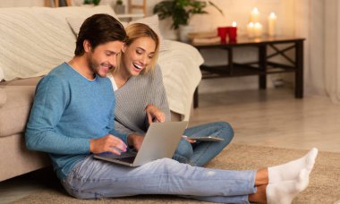 Mutlu Çift Zemin Kapalı Oturan Laptop kullanma