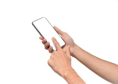 Beyaz arka planda boş ekrana sahip akıllı telefonu kullanan erkek eller