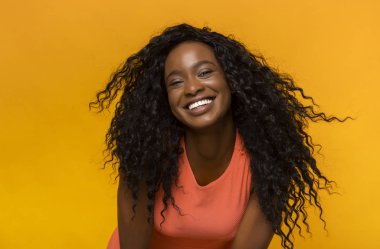 Sarı stüdyo arka plan üzerinde eğlenceli eğlenceli eğlenceli oyuncu siyah kız