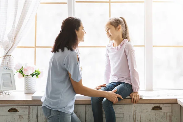 Madre e hijita mirándose con amor —  Fotos de Stock