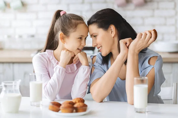 Anne ve güzel küçük kızı mutfakta birlikte vakit geçiriyor — Stok fotoğraf