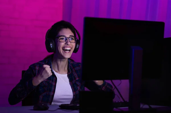 헤드폰을 착용하고 기뻐하는 여성 게이머 승리 게임 — 스톡 사진