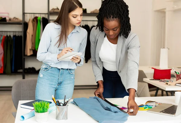 Diversos designers trabalhando na linha de roupas no Atelier — Fotografia de Stock