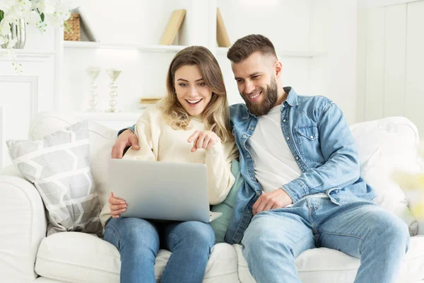 Boldog pár használ laptop és kiválasztás film részére néz — Stock Fotó