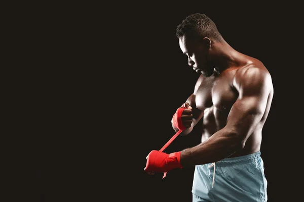 Joven boxeador afroamericano preparándose para el entrenamiento —  Fotos de Stock