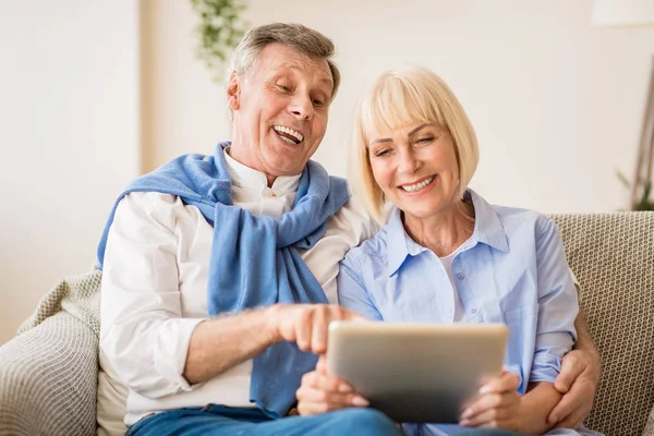 Amar pareja de ancianos websurf en el ordenador portátil — Foto de Stock