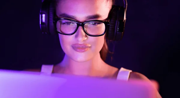 Estudiante viendo tutoriales en línea, usando auriculares en la noche —  Fotos de Stock