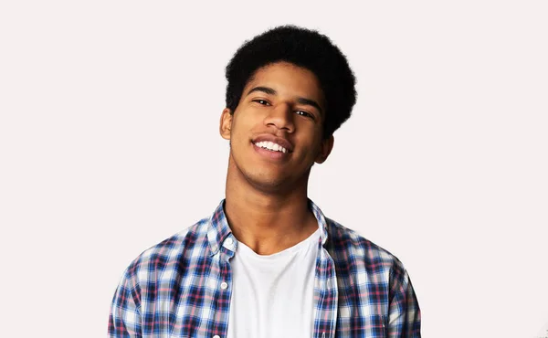 Portré boldog fiatal afrikai srác fehér háttér — Stock Fotó