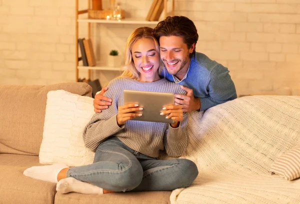 집에서 영화를 보는 태블릿을 사용하는 행복한 배우자 — 스톡 사진