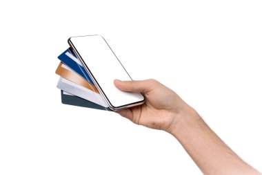 Erkek elinde boş ekran ve kredi kartları ile Akıllı Telefon