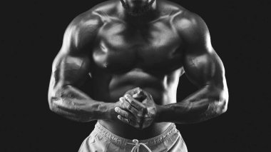 Erkek kaslı vücut siyah beyaz fotoğraf