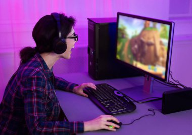 Addicted kadın oyuncu bilgisayarda online oyun oynuyor