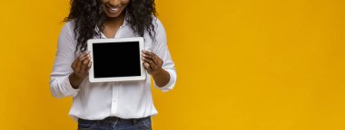 Boş dijital tablet ekranı gösteren siyah kız Kırpılmış görüntü