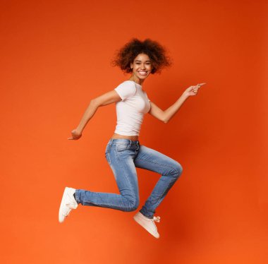 Komik atlama genç Afrikalı Amerikalı kadın komik portre