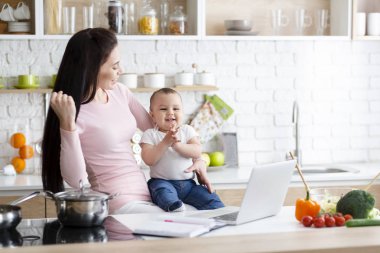 Mutlu bebek mutfakta annelerin başarı zevk