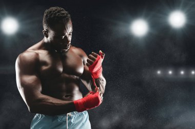 Mma savaşçı boks ringi üzerinde mücadele için hazırlanıyor