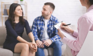 Aile psikoloğu ile istişare genç neşeli çift