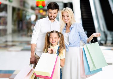 Mutlu Ebeveynler ve Kızı Alışveriş Merkezi'nde ayakta