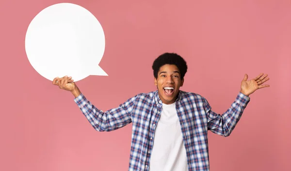 Excited african-american guy holding blank speech bubble — Stock Photo, Image