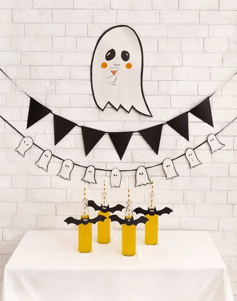Söt papper spöke och gula drinkar för barn fest — Stockfoto