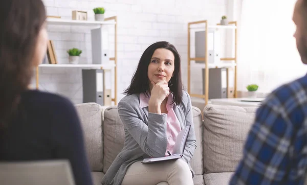 Psicólogo atento escuchando a la pareja casada durante la sesión — Foto de Stock