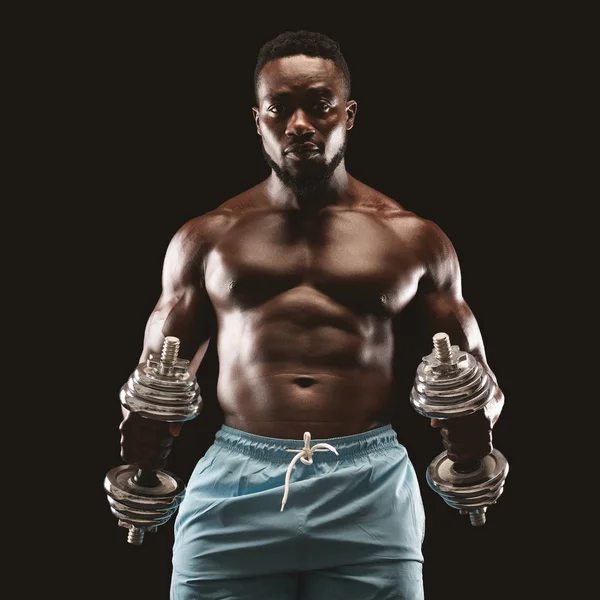 Ritratto di bodybuilder afro che fa allenamento con i bilancieri — Foto Stock