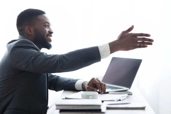 Amichevole HR manager allungando la mano per stretta di mano dopo un colloquio di successo — Foto Stock