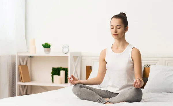 Mulher meditando e praticando ioga pela manhã — Fotografia de Stock