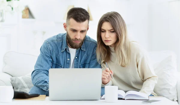 Jovem casal planejamento orçamento familiar com laptop — Fotografia de Stock