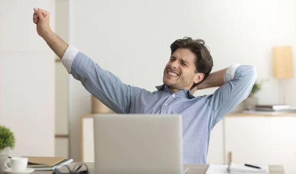 Uomo stretching mani esercizio stanco di lavoro seduto in ufficio — Foto Stock