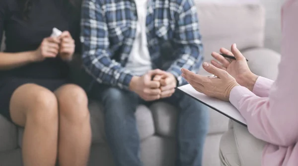 Psicoterapeuta hablando con los pacientes, discutiendo problemas de su familia — Foto de Stock