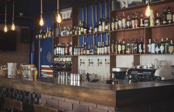 Przytulny wizerunek pustego drewnianego baru lub pubu — Zdjęcie stockowe