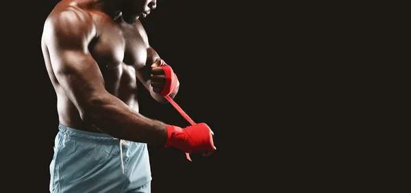 Geschnittenes Bild vom Boxer, der sich auf den Kampf vorbereitet — Stockfoto