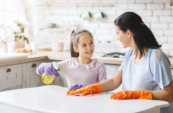 Filha e mãe limpeza casa juntos e se divertindo — Fotografia de Stock