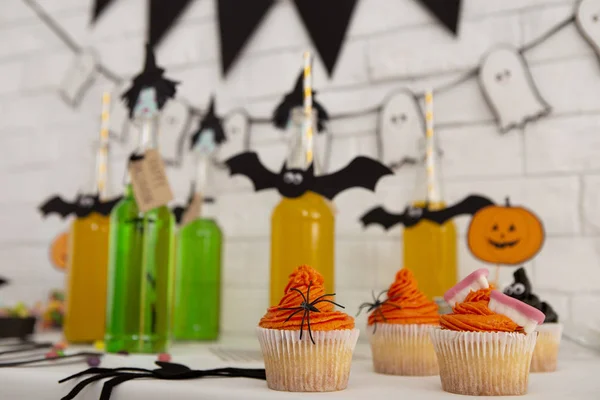 Närbild av Halloween drycker och mat för söt fest i Office — Stockfoto
