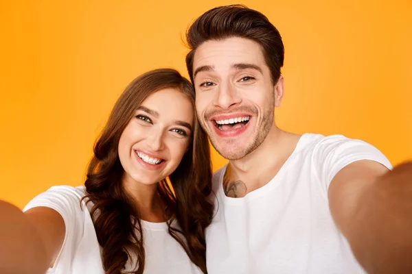 Catturare momenti felici. Felice coppia amorevole fare selfie — Foto Stock