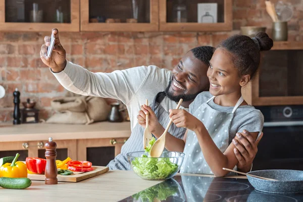 Joyeux père et fille prenant selfie tout en cuisinant à la cuisine — Photo