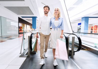 Alışveriş Merkezinde Yürüyen Merdiven Tutan Çantalardan Alışveriş Yapan Eşler
